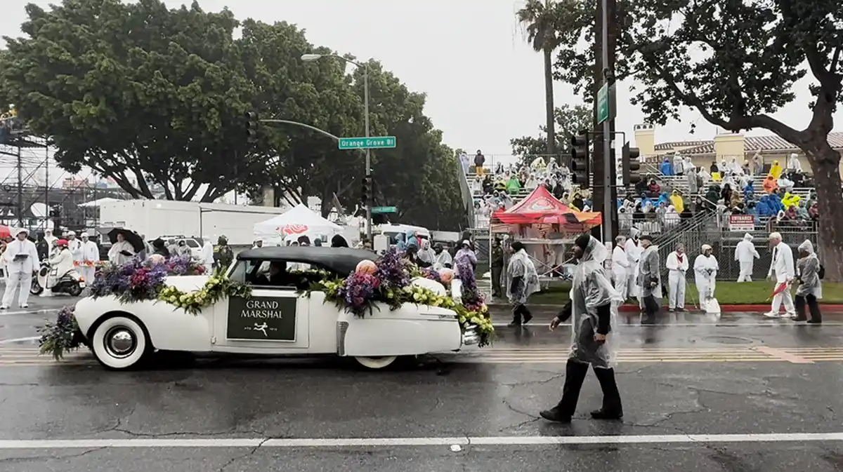 rose-parade-2026-092 Rose Parade 2026 floats moving through torrential rain in Pasadena